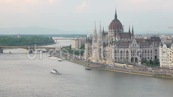 布达佩斯惊人的城市景观匈牙利议会大厦多瑙河堤岸上的汽车交通视频的预览图