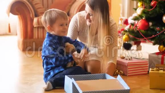 可爱的小男孩拥抱他圣诞节收到的毛绒玩具4k视频视频的预览图