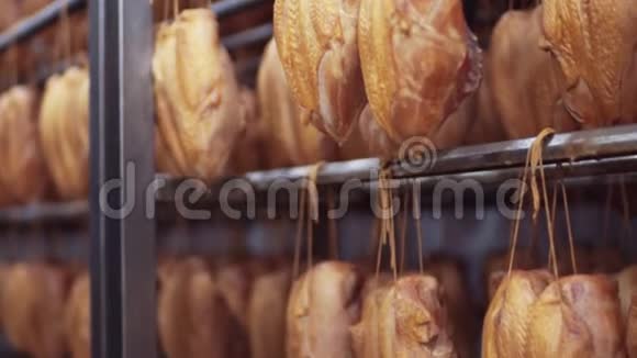 近距离观看在自动中国吸烟机中被吸烟的鸡垃圾食品美味的产品视频的预览图