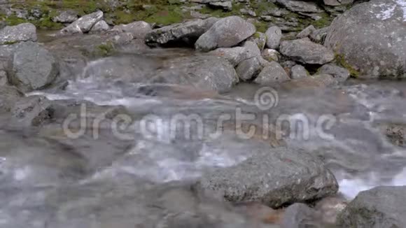 一条美丽的山河特写镜头视频的预览图