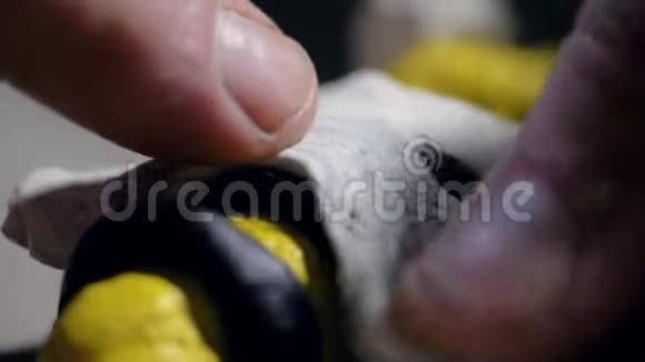 巨大的手指为有趣的明亮的蜜蜂制造塑料翅膀视频的预览图