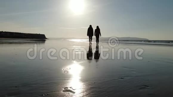 在秋天寒冷的一天沿着海滩散步视频的预览图