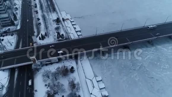 乌克兰Dnipro一条巨大的冰冻河流和一座桥的空中射击视频的预览图