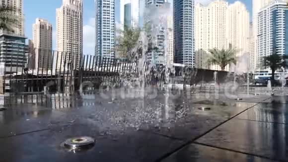 迪拜码头的人行道上倒满了迷你喷泉的水视频的预览图