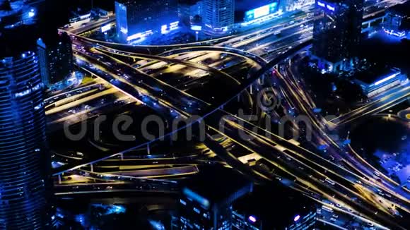 谢赫扎耶德高速公路上繁忙的十字路口夜间交通从高处看视频的预览图