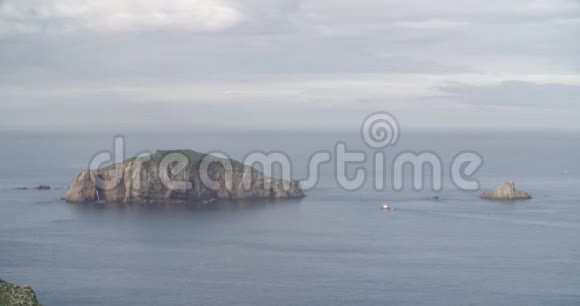 一艘船在一个岛屿附近横渡大海视频的预览图