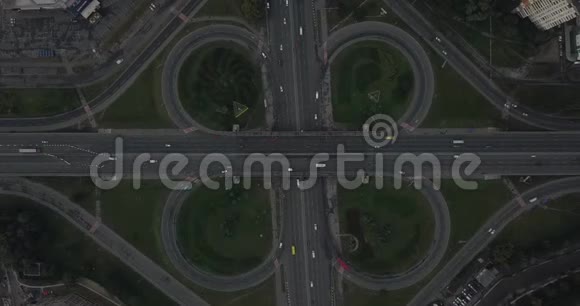 空中垂直射击汽车在路边行驶4k4096x2160像素视频的预览图