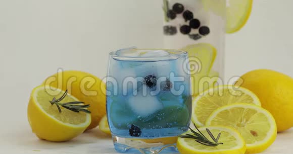在杯中加入迷迭香支配苏打柠檬水蓝鸡尾酒视频的预览图