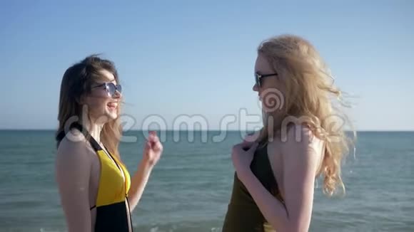 享受大自然的乐趣在夏天炎热的季节带着泳衣和太阳镜的微笑女朋友在海滩上休息视频的预览图