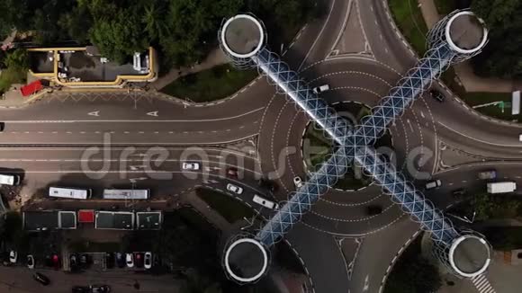 环形交叉路口的空中交通视野与良好的建筑行人人行横道以上的交叉口看起来像十字路口视频的预览图