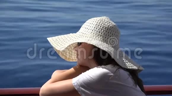 一位戴着白帽子的美女在蓝色的海面上巡游视频的预览图