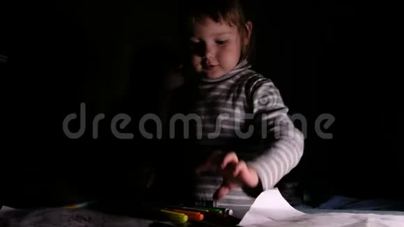 小女孩在桌子上选择了五颜六色的记号笔和铅笔学会在一张纸上画画回家视频的预览图