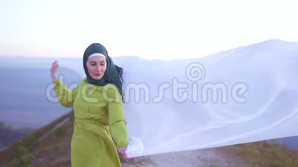 一位穆斯林美女模特手中的布料视频的预览图