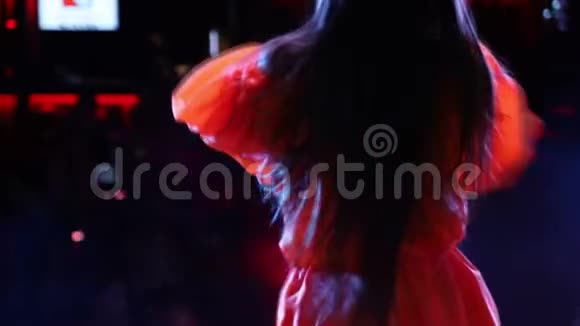 舞台上唱歌跳舞的女孩歌手的后景舞台上的灯光和烟雾视频的预览图