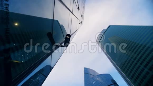 俯瞰城市摩天大楼和安全摄像头6K电影院的镜头视频的预览图