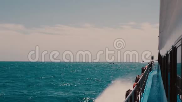 公海大型游轮波浪在船舷上飞溅4k视频的预览图