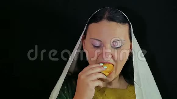 一个犹太女人吃一块蜂蜜苹果以纪念罗什哈珊视频的预览图