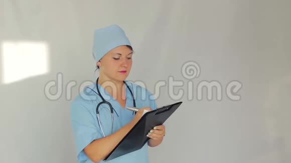 女医生用圆珠笔写证词拍摄中期计划视频的预览图