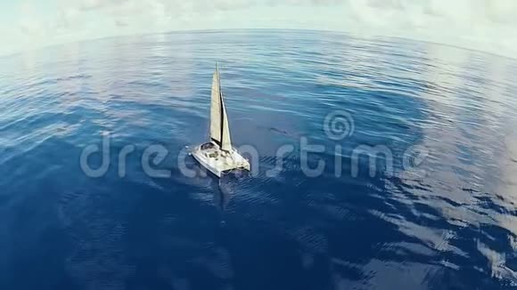 美丽的孤帆游艇在蔚蓝的海水中空中拍摄视频的预览图