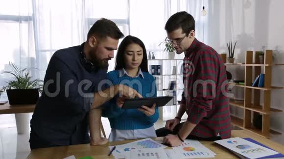 友好的商业团队在办公室使用平板电脑视频的预览图