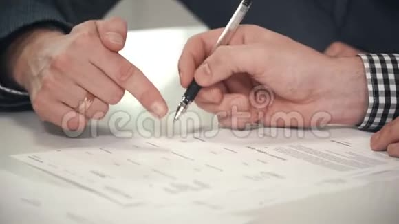 农作物商人签署纸质文件视频的预览图