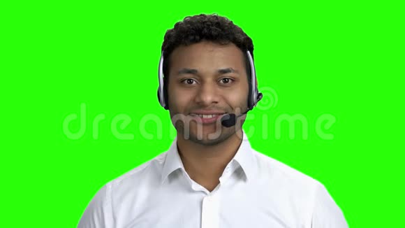 一位年轻男性客户服务运营商的肖像视频的预览图
