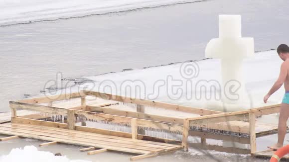 一个人在冬天用冷水打冰洞参加洗礼节视频的预览图