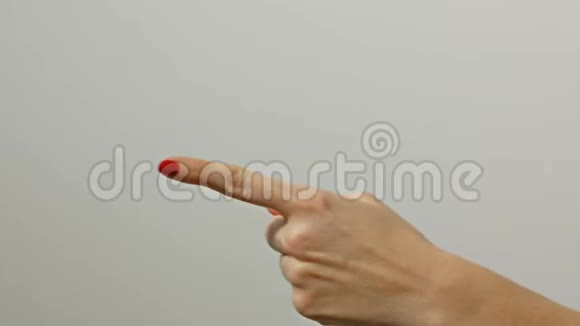 女人的手指向左边手势标志符号没有谈话概念的交流视频的预览图