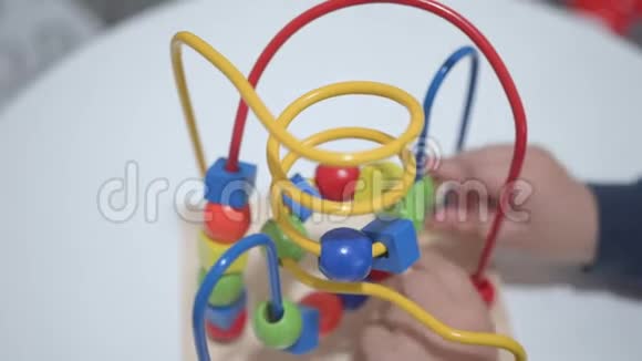 幼儿玩一个多色玩具双手合拢视频的预览图