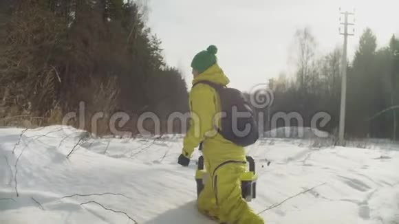 在大雪中行走的女生态学家视频的预览图