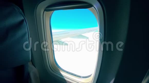 一架飞机在空中飞行视频的预览图