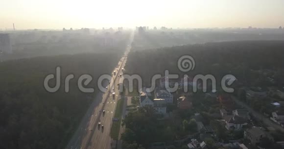 雾中道路的鸟瞰图4k4096x2160像素视频的预览图