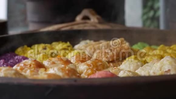 街头美食竹蒸笼中的新鲜点心当地夜市出售的中国菜特写镜头4k视频的预览图