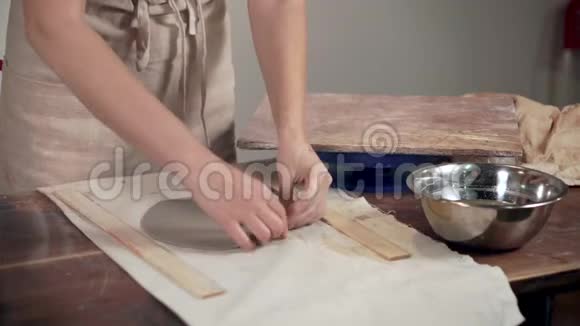 在室内用粘土工作的女人视频的预览图