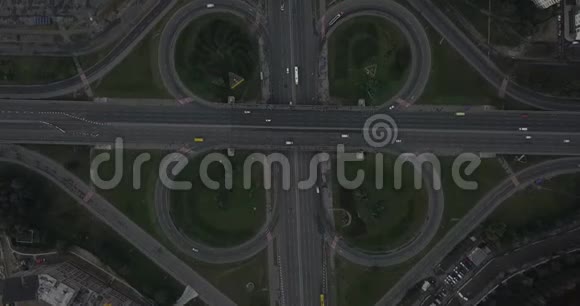 空中垂直射击汽车在路边行驶4k4096x2160像素视频的预览图