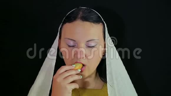 一个犹太女人吃一块蜂蜜苹果以纪念罗什哈珊视频的预览图