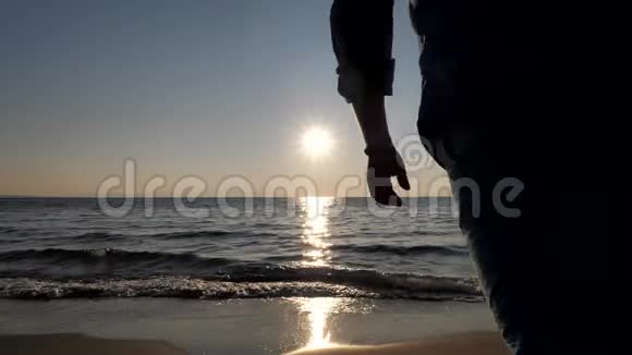 年轻人剪影向大海奔跑举起双手感谢日出慢动作视频的预览图