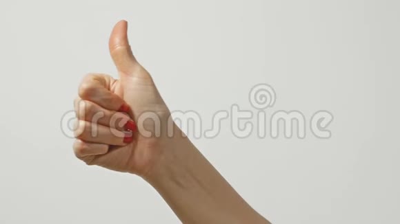 女性的手显示拇指向上的标志视频的预览图