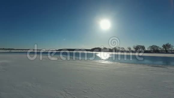 阳光洒过冰冻的河水视频的预览图