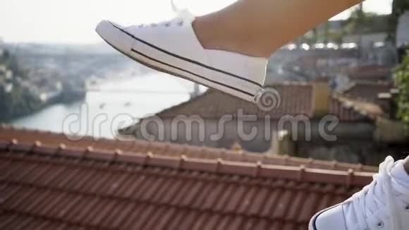 女人的腿穿鞋在屋顶上视频的预览图