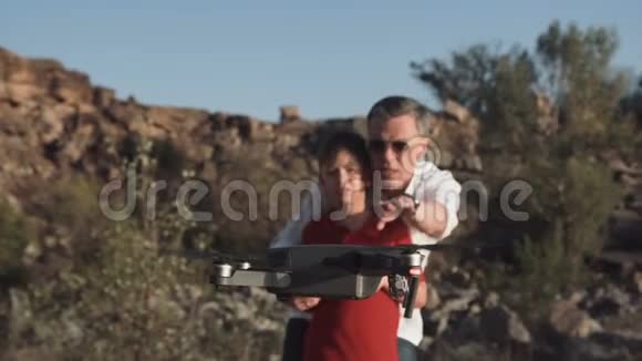 男人和儿子用无人机视频的预览图