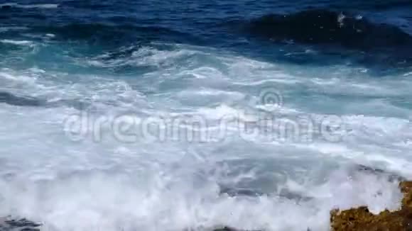 海浪在岩石上破碎视频的预览图