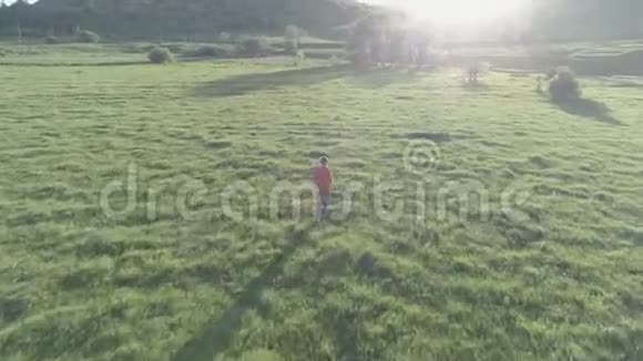 飞越运动男子跑在完美的绿色草地农村草地越野在山上日落原始的平色没有视频的预览图