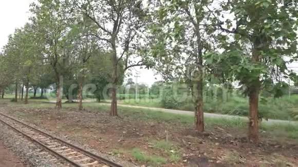 一列开往南托的火车离开泰国缅甸铁路的塔基伦火车站视频的预览图