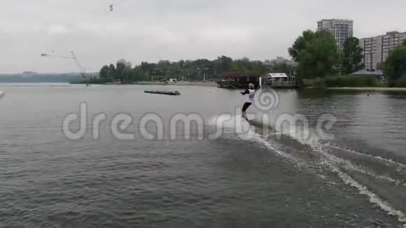 滑雪板滑滑梯河上戏法水上慢动作运动视频的预览图