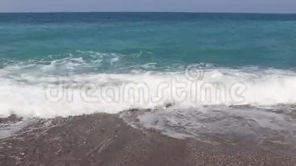 地中海海滩的海浪视频的预览图