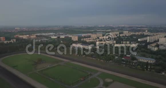 从鸟瞰古典空老体育场无人视野4k4096x2160像素视频的预览图
