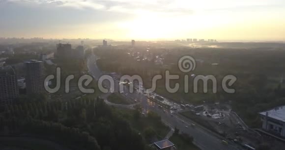 日出时的鸟瞰图在城市上空飞行4k4096x2160像素视频的预览图