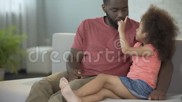 玩爸爸鼻子的小女孩孩子和父母的关系视频的预览图