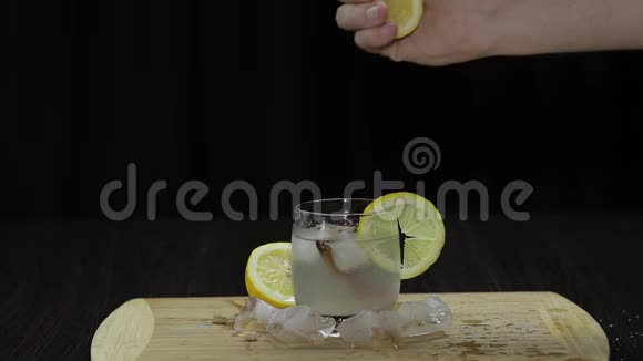 把柠檬汁挤成一杯看不见视频的预览图
